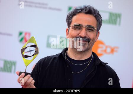 Marl, Deutschland. April 2024. CEM Kaya spaziert auf dem roten Teppich bei der 60. Grimme Award-Zeremonie im Theater Marl. Quelle: Rolf Vennenbernd/dpa/Alamy Live News Stockfoto