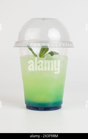 Erfrischendes Sommergetränk. Farbige Limonaden, Mojito, Erdbeere in Plastikbechern mit Eis. Getränke mitnehmen. Stockfoto