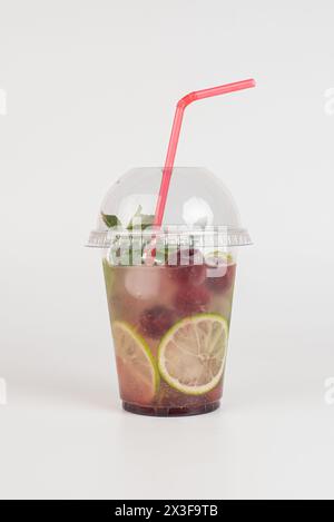 Erfrischendes Sommergetränk. Farbige Limonaden, Mojito, Erdbeere in Plastikbechern mit Eis. Getränke mitnehmen. Stockfoto