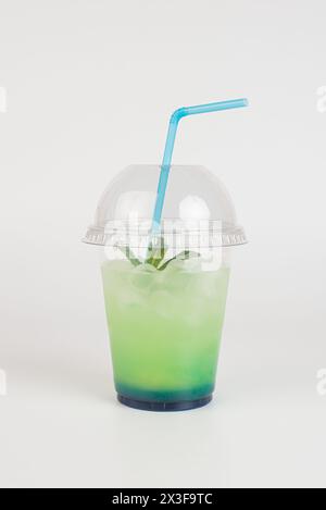 Erfrischendes Sommergetränk. Farbige Limonaden, Mojito, Erdbeere in Plastikbechern mit Eis. Getränke mitnehmen. Stockfoto