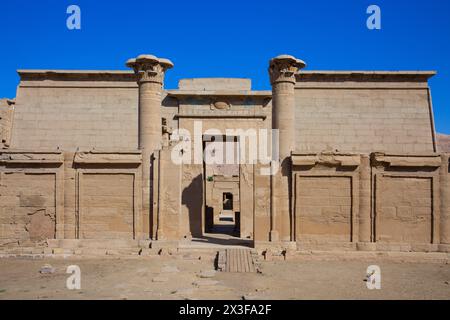 Der Vorhof, der erste Pylon und der Hof von Nectanebo I. befinden sich neben dem Totentempel von Ramesses III. In Medinet Habu, Ägypten Stockfoto