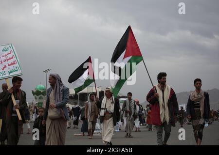 Houthi-Kleidung nahm am 17. Mai 2024 an einem Protest in Solidarität mit dem palästinensischen Volk in Sanaa, Jemen, Teil. Hamza Ali Stockfoto