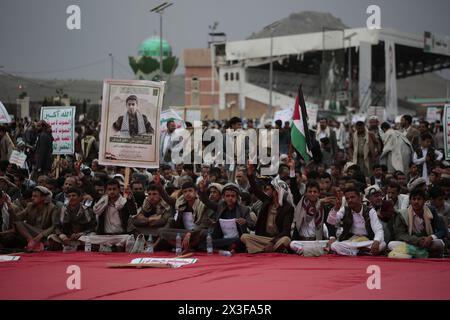 Houthi-Kleidung nahm am 17. Mai 2024 an einem Protest in Solidarität mit dem palästinensischen Volk in Sanaa, Jemen, Teil. Hamza Ali Stockfoto