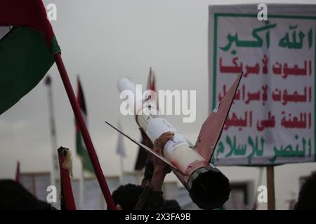 Houthi-Kleidung nahm am 17. Mai 2024 an einem Protest in Solidarität mit dem palästinensischen Volk in Sanaa, Jemen, Teil. Hamza Ali Stockfoto