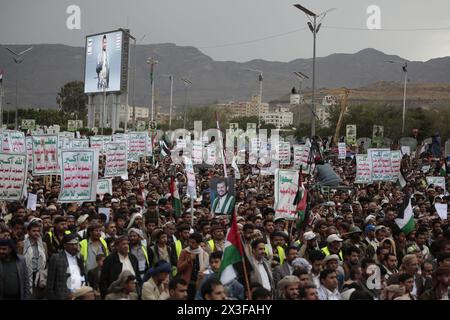 Houthi-Kleidung nahm am 17. Mai 2024 an einem Protest in Solidarität mit dem palästinensischen Volk in Sanaa, Jemen, Teil. Hamza Ali Stockfoto