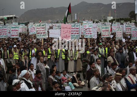 Houthi-Kleidung nahm am 17. Mai 2024 an einem Protest in Solidarität mit dem palästinensischen Volk in Sanaa, Jemen, Teil. Hamza Ali Stockfoto