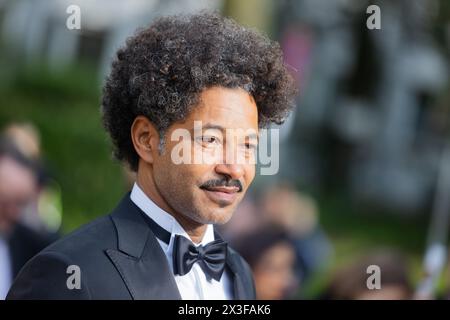 Marl, Deutschland. April 2024. Tyron Ricketts spaziert auf dem roten Teppich bei der 60. Grimme Award-Zeremonie im Theater Marl. Quelle: Rolf Vennenbernd/dpa/Alamy Live News Stockfoto