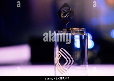 Marl, Deutschland. April 2024. Eine Auszeichnung mit dem Logo steht bei der 60. Grimme Award-Zeremonie im Marl Theater. Quelle: Rolf Vennenbernd/dpa/Alamy Live News Stockfoto