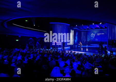 Marl, Deutschland. April 2024. Moderator Siham El-Maimouni ist auf der Bühne bei der 60. Grimme Award-Zeremonie im Theater Marl. Quelle: Rolf Vennenbernd/dpa/Alamy Live News Stockfoto