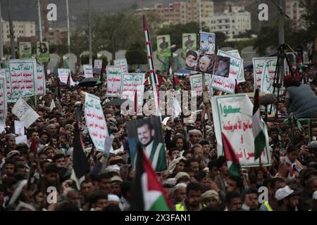 Houthi-Kleidung nahm am 17. Mai 2024 an einem Protest in Solidarität mit dem palästinensischen Volk in Sanaa, Jemen, Teil. Hamza Ali Stockfoto