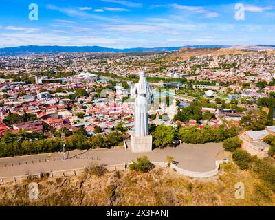 Tiflis, Georgien - 04. September 2021: Kartlis Deda oder das Denkmal der Mutter Georgiens, Luftpanorama in der Altstadt von Tiflis. Tiflis ist die Hauptstadt und Stockfoto