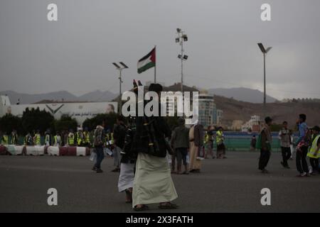 Houthi-Kleidung nahm am 17. Mai 2024 an einem Protest in Solidarität mit dem palästinensischen Volk in Sanaa, Jemen, Teil. Hamza Ali Stockfoto