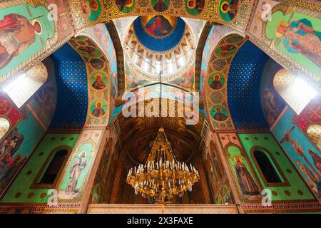 Tiflis, Georgien - 05. September 2021: Sioni Kathedrale von Dormition Innenraum in Tiflis Altstadt. Tiflis ist die Hauptstadt und die größte Stadt von Georg Stockfoto