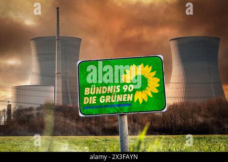 26. April 2024: Logo-Parteiunterschrift Bündnis 90 die Grünen, vor einem Kernkraftwerk, Streit um die Abschaltung von Kernkraftwerken in Deutschland. Diskussion über den Ausstieg aus der Kernenergie und die Abschaltung von Reaktoren. FOTOMONTAGE *** Logo Parteischild Bündnis 90 die Grünen, vor einem Atomkraftwerk, Streit um die Abschaltung der AKWs in Deutschland. Diskussion um Atomkraftausstieg bzw. das Abschalten von Reaktoren. FOTOMONTAGE Stockfoto