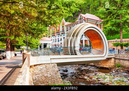 Borjomi, Georgia - 01. September 2021: Twirl Bridge oder Mobius Loop Bridge durch den Fluss Borjomula in der Stadt Borjomi. Borjomi ist ein Ferienort in Samtskh Stockfoto