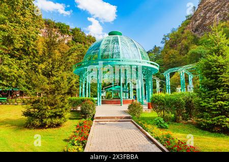 Borjomi, Georgia - 01. September 2021: Glaspavillon über der heißen Quelle des Mineralwassers im Borjomi Central Park. Borjomi ist ein Ferienort in Samtskhe Stockfoto