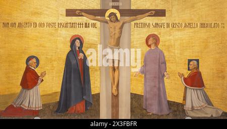 MAILAND, ITALIEN - MÄRZ 48 2024: Das Fresko von Crucifixino in der Kirche Chiesa di San Gregorio Barbarigo von P. Rivetta (1965). Stockfoto