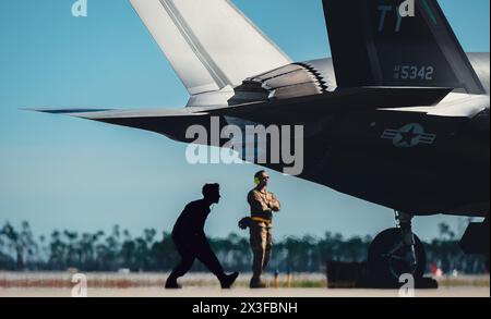 Senior Airman Jared Barrett, stellvertretender Crewchef der 44th Maintenance Squadron, links, führt Vorflugkontrollen an einer F-35A Lightning II bei Tyndall Air F durch Stockfoto