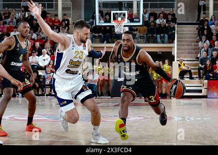 Monaco, Monaco. April 2024. ALS Monaco-Spieler Jordan Loyd (R) und Marko Guduric von Fenerbahce Beko Istanbul werden am 26. April 2024 in Monaco ALS Monaco und Fenerbahce Beko Istanbul in der Salle Gaston Medecin in Monaco gespielt Stockfoto