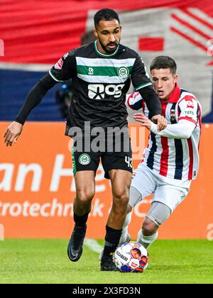 TILBURG - (l-r) Marvin Peersman vom FC Groningen, Nick Doodeman von Willem II während des Kitchen Champion Division Matches zwischen Willem II und FC Groningen im King Willem II Stadium am 26. April 2024 in Tilburg, Niederlande. ANP GERRIT VAN COLOGNE Credit: ANP/Alamy Live News Stockfoto