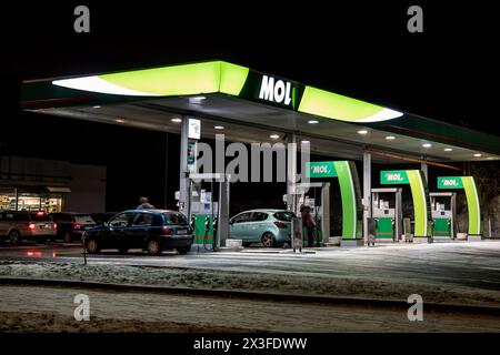 OSTRAVA, TSCHECHISCHE REPUBLIK - 16. JANUAR 2018: MOL-Tankstelle in der Nacht in Ostrava, Tschechische republik. Das Unternehmen hat Agip Tankstellen ersetzt Stockfoto