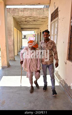 Ajmer, Rajasthan, Indien. April 2024. Bei den sechs Wochen dauernden nationalen Wahlen haben die Menschen ihre Stimmen im zweiten Wahlgang abgegeben. (Kreditbild: © Shaukat Ahmed/Pacific Press via ZUMA Press Wire) NUR REDAKTIONELLE VERWENDUNG! Nicht für kommerzielle ZWECKE! Quelle: ZUMA Press, Inc./Alamy Live News Stockfoto