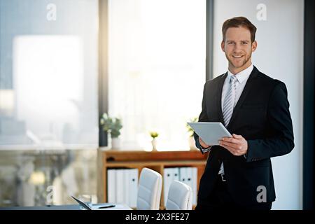 Porträt, Tablet und Geschäftsmann im Büro, im Unternehmen oder am Arbeitsplatz für einen Firmenjob in London. Digital, Smile und professioneller Unternehmer im Bereich Technik Stockfoto