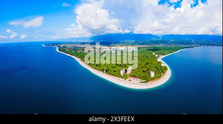 Panoramablick über den Strand von Pitsunda. Pitsunda ist ein Ferienort am Schwarzen Meer, Gagra District von Abchasien in Georgien. Stockfoto