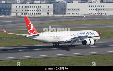 ISTANBUL, TURKIYE - 05. NOVEMBER 2022: Turkish Airlines Airbus A350-941 (565) Landung zum Istanbul International Airport Stockfoto
