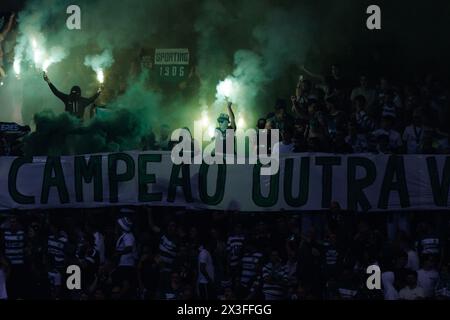 Fans beim Liga Portugal Spiel zwischen Sporting CP und Vitoria SC im Estadio Jose Alvalade, Lissabon, Portugal. (Maciej Rogowski) Stockfoto