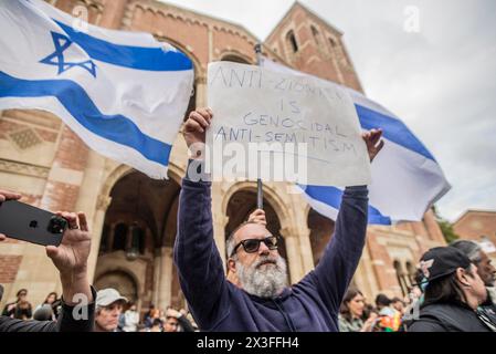 Los Angeles, Usa. April 2024. Die Demonstranten richteten ihr Lager am Donnerstagmorgen auf dem Campus der UCLA ein, in Solidarität mit anderen propalästinensischen Demonstrationen an Universitäten in den Vereinigten Staaten. (Foto: Alberto Sibaja/Pacific Press) Credit: Pacific Press Media Production Corp./Alamy Live News Stockfoto