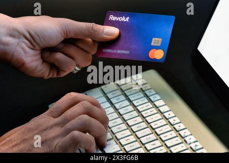 San Pellegrino terme, Italien - 26. April 2024: Eingabe von Daten in den Kartencomputer der Revolut Bank Stockfoto