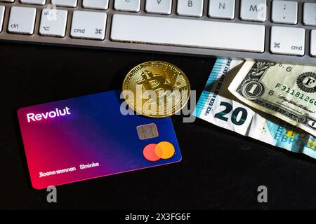 San Pellegrino terme, Italien - 26. April 2024: Revolut Bank Karte mit Bitcoin Dollar und Euro Stockfoto