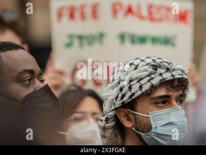 Los Angeles, Kalifornien, USA. April 2024. Die Demonstranten richteten ihr Lager am Donnerstagmorgen auf dem Campus der UCLA ein, in Solidarität mit anderen propalästinensischen Demonstrationen an Universitäten in den Vereinigten Staaten. (Kreditbild: © Alberto Sibaja/Pacific Press via ZUMA Press Wire) NUR REDAKTIONELLE VERWENDUNG! Nicht für kommerzielle ZWECKE! Stockfoto