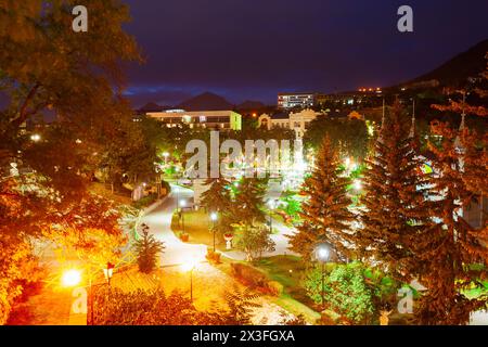 Pyatigorsk Stadtzentrum Luftpanorama bei Nacht. Pyatigorsk ist eine Kurstadt in kaukasischen Mineralwässern Region, Stawropol Region in Russland Stockfoto