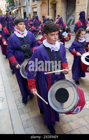 Tarragona, Spanien - 26. April 2024: Festgehaltener Moment einer religiösen Prozession, der die Intensität des Ereignisses unterstreicht. Stockfoto