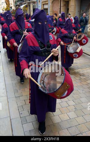 Tarragona, Spanien - 26. April 2024: Rhythmische Klänge erfüllen die Luft während dieser jährlichen religiösen Feier. Stockfoto