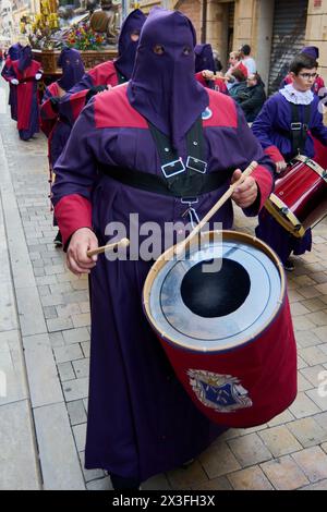 Tarragona, Spanien - 26. April 2024: Musik und Hingabe verbinden sich in diesem kraftvollen und emotionalen Bild. Stockfoto