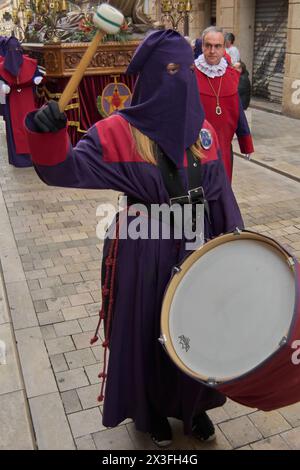 Tarragona, Spanien - 26. April 2024: Ein intimer Einblick in eine Feier, die eine ganze Gemeinschaft vereint. Stockfoto