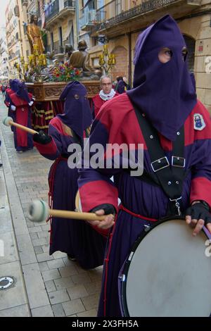 Tarragona, Spanien - 26. April 2024: Tradition und Kultur treffen sich in dieser Szene, die von Emotionen und Glauben aufgeladen ist. Stockfoto