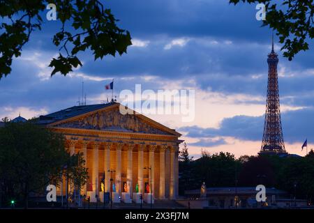 Die Nationalversammlung - Bourbon Palace mit sechs Skulpturen, die den Olympismus auf seinen Stufen darstellen, um Sport und Kunst zu feiern. Der Eiffelturm im Stockfoto