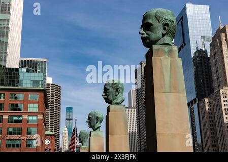 Chicago, Illinois – USA – 22. April 2024: Merchandise Mart Hall of Fame Skulpturen, 1957 von Joseph Kennedy im Merchan in Auftrag gegeben Stockfoto