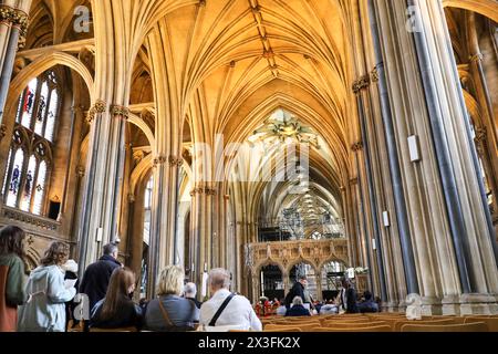Bristol, England, 29. März 2024: Architektonische Details des Innenraums der Kathedrale von Bristol Stockfoto