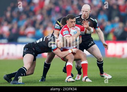 Hull Kingston Rovers' Jai Whitbread (Mitte) wird während des Spiels der Betfred Super League im Sewell Group Craven Park, Hull, angegriffen. Bilddatum: Freitag, 26. April 2024. Stockfoto