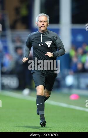 April 2024; Loftus Road Stadium, Shepherds Bush, West London, England; EFL Championship Football, Queens Park Rangers gegen Leeds United; Schiedsrichter Darren Bond Stockfoto