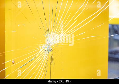 Nahaufnahme eines kaputten Fensters Stockfoto