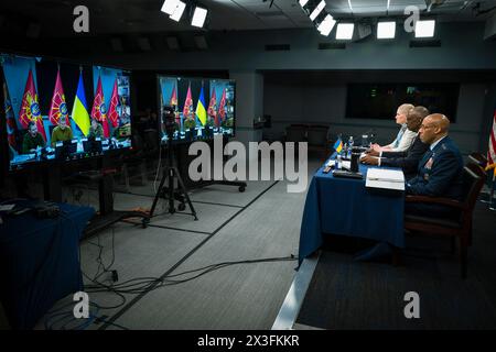 Washington, Vereinigte Staaten Von Amerika. April 2024. Washington, Vereinigte Staaten von Amerika. 26. April 2024. Von links nach rechts: US-Vorsitzender der Joint Chiefs General C.Q Brown Jr., Verteidigungsminister Lloyd Austin Sekretär und stellvertretender Verteidigungsminister für internationale Sicherheitsangelegenheiten Celeste Wallander, veranstalten am 26. April 2024 in Washington ein virtuelles Treffen der ukrainischen Verteidigungskontaktgruppe des Pentagons. DC Austin kündigte ein Waffenpaket im Wert von 6 Milliarden Dollar für die Ukraine an . Quelle: Chad McNeeley/DOD Photo/Alamy Live News Stockfoto