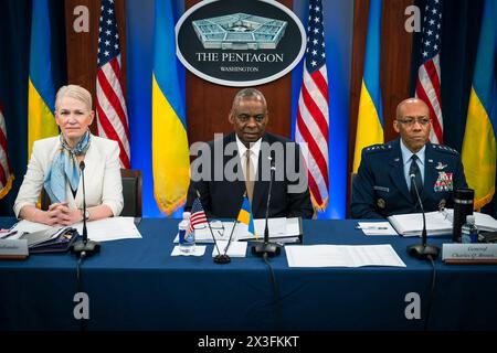 Washington, Vereinigte Staaten Von Amerika. April 2024. Washington, Vereinigte Staaten von Amerika. 26. April 2024. Von links nach rechts: Stellvertretender Verteidigungsminister der Vereinigten Staaten für internationale Sicherheitsangelegenheiten Celeste Wallander, Verteidigungsminister Lloyd Austin Sekretär und Vorsitzender der Joint Chiefs General C.Q Brown Jr., veranstalten am 26. April 2024 in Washington ein virtuelles Treffen der ukrainischen Verteidigungskontaktgruppe des Pentagon. DC Austin kündigte ein Waffenpaket im Wert von 6 Milliarden Dollar für die Ukraine an . Quelle: Chad McNeeley/DOD Photo/Alamy Live News Stockfoto