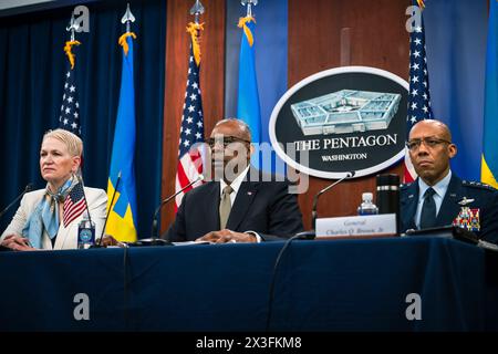 Washington, Vereinigte Staaten Von Amerika. April 2024. Washington, Vereinigte Staaten von Amerika. 26. April 2024. Von links nach rechts: Stellvertretender Verteidigungsminister der Vereinigten Staaten für internationale Sicherheitsangelegenheiten Celeste Wallander, Verteidigungsminister Lloyd Austin Sekretär und Vorsitzender der Joint Chiefs General C.Q Brown Jr., veranstalten am 26. April 2024 in Washington ein virtuelles Treffen der ukrainischen Verteidigungskontaktgruppe des Pentagon. DC Austin kündigte ein Waffenpaket im Wert von 6 Milliarden Dollar für die Ukraine an . Quelle: Chad McNeeley/DOD Photo/Alamy Live News Stockfoto