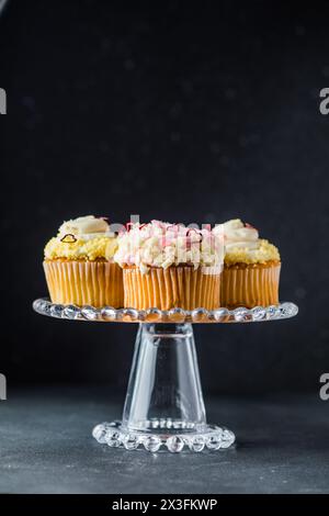 Reihe von verschiedenen leckeren Cupcakes auf lustige Kuchenplatte Stockfoto